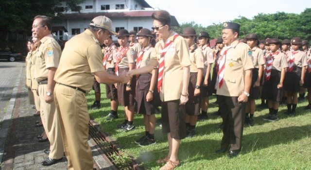 Wabup Ir Joppi Lengkong bersalaman dengan Ketua Kwarcab Minahasa Utara Ny Altje Singal Polii SH MSi.