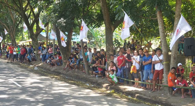 Penonton memenuhi sepanjang jalur jalan SBY yang menjadi sirkuit drag race.