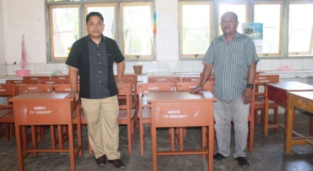 Kepala SMAN 1 Wori Adri Mandey (kiri) bersama Ketua Komite Sekolah Esly Matheos (kanan) menunjukan meja dan kursi yang dibeli dari hasil swadaya orangtua siswa.