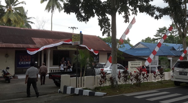 Jajaran Polsek Dimembe menghias 'markas' mereka dengan bendera, tak lupa juga mengecat ulang dinding kantor serta taman.