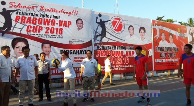Ketua DPD Gerindra Sulut Vonnie Panambunan didampingi panitia melakukan pukulan pertama bola voli tanda kejuaraan dimulai.
