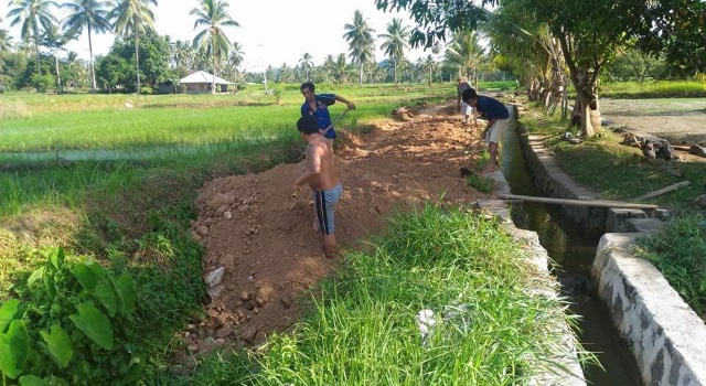 Pekerjaan perbaikan jalan usaha tani depo cabang Desa Talawaan. 