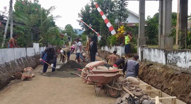 Membangun saluran drainase di jaga 2, dana desa 2016 tahap pertama untuk Desa Talawaan. 