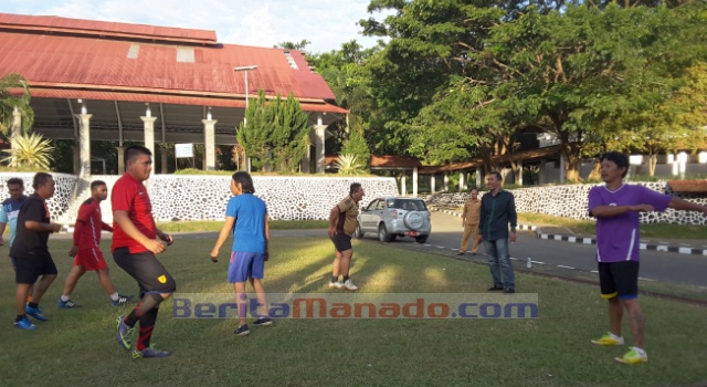 Tim sepakbola Forjubir latihan di halaman Kantor Pemkab Minut, disaksikan lamgsung official Sarhan Antili.