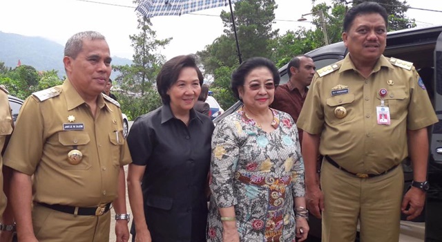Jantje Sajow saat bersama Megawati Soekarnoputeri di Tomohon