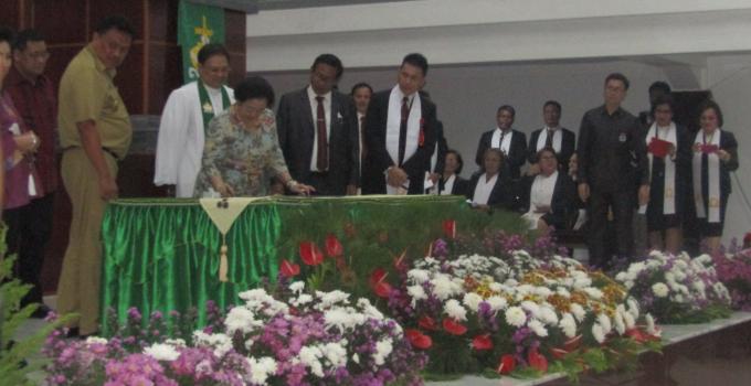 Megawati Soekarno Putri menandatangani prasasti gedung baru GMIM Bukit Moria Tikala Baru