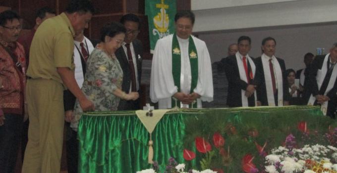 Megawati Soekarno Putri menekan tombol membunyikan lonceng gereja