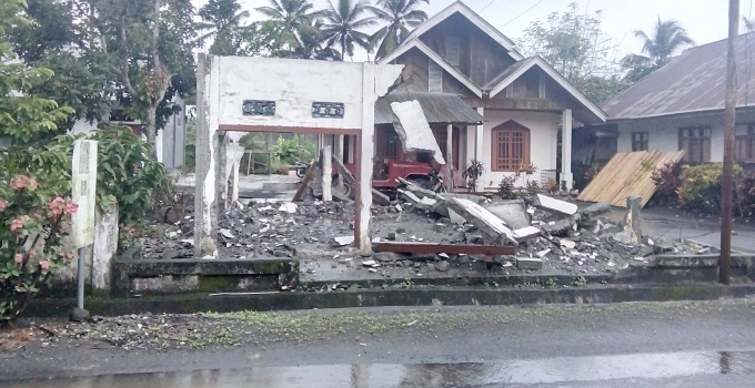 RATA TANAH Kondisi Bangunan Kerukunan Sosial Kaenowan Desa Ranoketang Atas