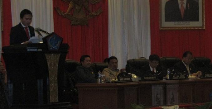 Rocky Wowor membacakan hasil sinkronisasi Banggar dan pimpinan Komisi-komisi DPRD Sulut