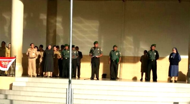 Letkol Arm J Toar Pioh sedang memberi amanat dalam upacara bendera