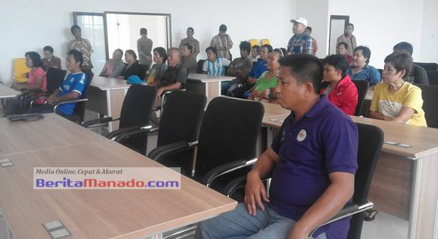 Wabup Franky Wongkar didampingi Kaban BPMPD Benny Lumingkewas saat menerima warga Desa Kilometer 3
