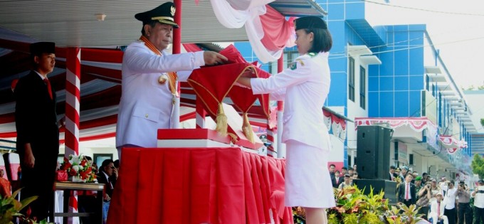 Walikota ketika menyerahkan bendera merah putih untuk dikibarkan