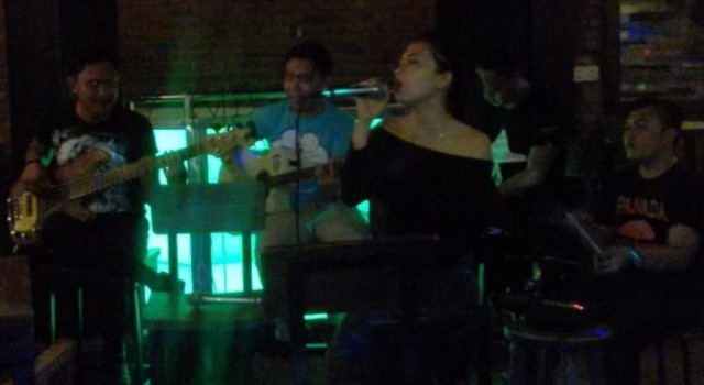 Salah satu home band sedang tampil di The Jarod Cafe and Bar Mega Mas