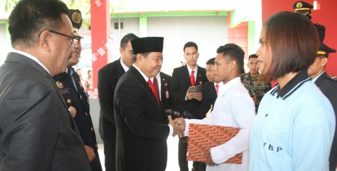 Penyerahan resmisi warga binaan Lapas Klas II B Tewaan