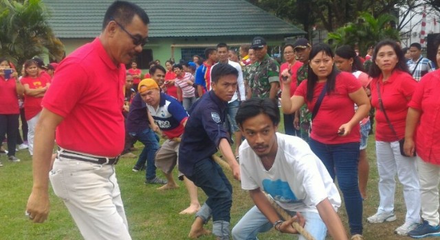 Tim wartawan sedang mengikuti lomba tarik tambang yang dipandu langsung oleh Danrem 131/Santiago Brigjen TNI Sulaiman Agusto