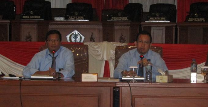 Pejabat Kanwil Pajak menjelaskan kepada anggota DPRD Sulut
