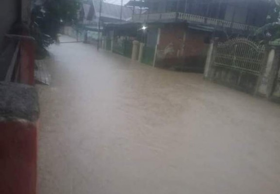 Banjir yang terjadi di salah satu Kelurahan di Kecamatan Tuminting.(Foto:JoyM)