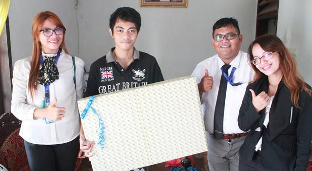 Bryan Kaleb Terima TV LED 29