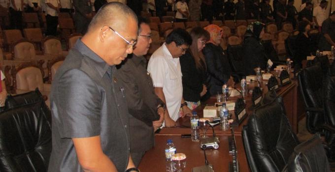 Denny Sumolang bersama anggota DPRD lainnya sedang berdoa diakhir rapat paripurna