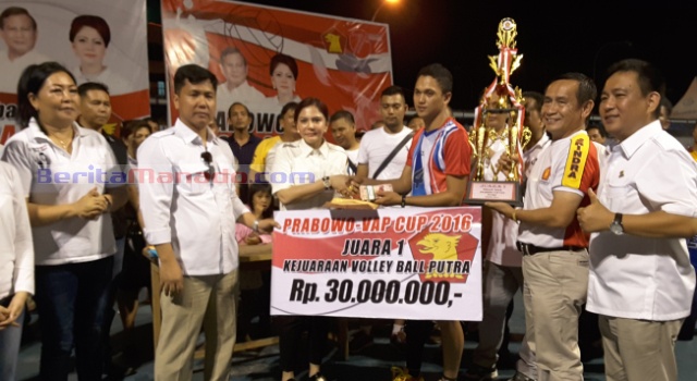 Penyerahan hadiah kepada juara pertama Volley Ball putra Bank SulutGo.