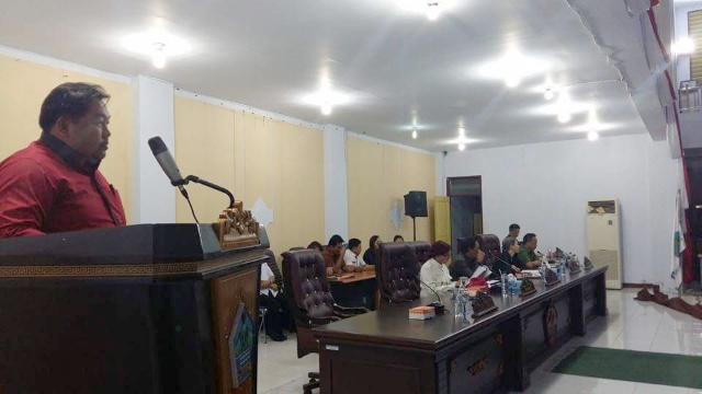 Anggota Banggar DPRD Minut Denny Sompie membacakan hasil pembahasan APBD-P.