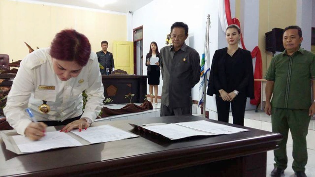 Bupati Minut Vonnie Panambunan menandatangani Perda APBD-P Minut 2016.