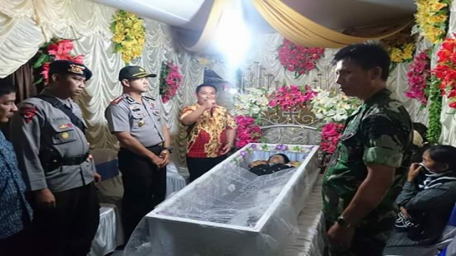 Kapolree Minsel, AKBP. Arya Perdana saat mengunjungi korban tewas di Tompasobaru