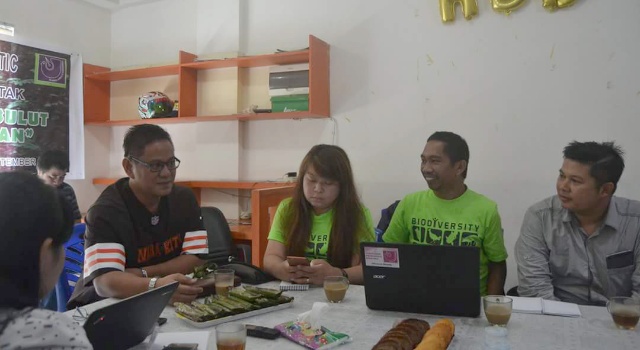 Personel AJI Manado, diskusi bersama Pemred SKH Swara Kita Hendra Zoenardjy bersama jajaran redaksi.