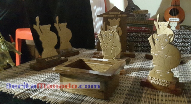 Hasil kerajinan tangan dari kayu.