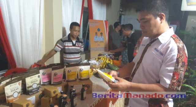 Asisten I Pemkab Minut Ir Ronny Siwi melihat-lihat hasil olahan kelapa kualitas ekspor yang hanya ada di stand Minut.
