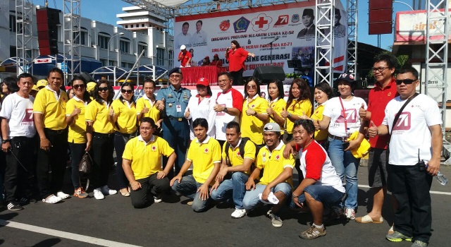 Ketua PMI Minut Ir Joppi Lengkong bersama tim giat donor darah Minut.