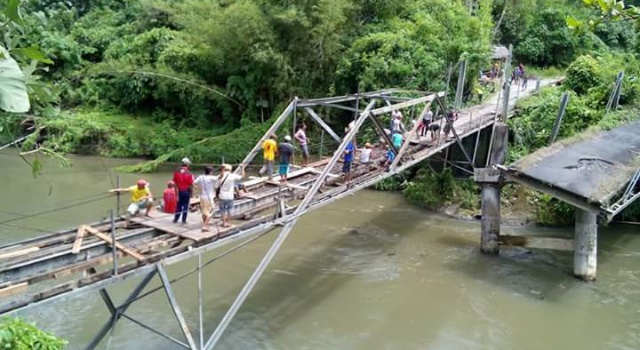 Perbaikan jembatan darurat Desa Kuwil