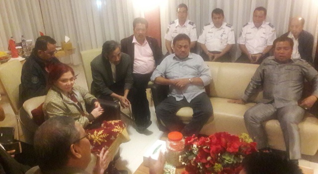 Bupati Minut Vonnie Panambunan dan Wabup Joppi Lengkong, mendampingi rombongan Komisi V DPR RI, bertemua Gubernur Sulut di kediamannya di Desa Kolongan.