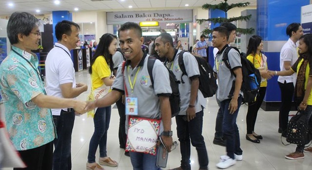 Pastor John Montolalu Pr saat menyambut kedatangan kontingen dari Keuskupan Agung Ende