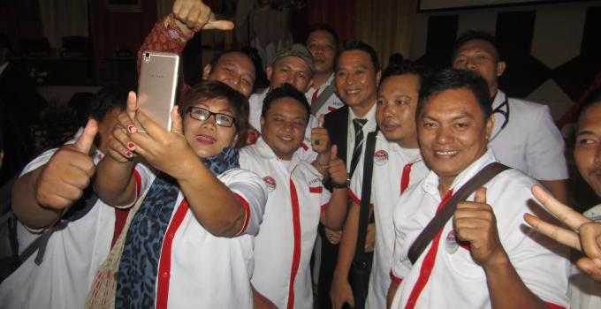 Walikota Tomohon Jimmy Eman foto bersama FORWARD Sulut