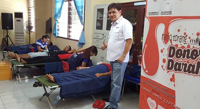 Johnny Suak saat kegiatan donor darah di Mapanget