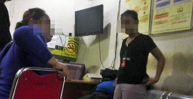 Korban ( baju hitam ) bersama orang tua korban saat melapor di Polresta Manado