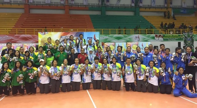Tim Sulut (baju biru) bersama peraih medali perak Jawa Timur (baju hijau) dan sang juara Jawa Barat (baju putih)