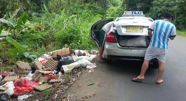 Taxi Celebrity yang tertangkap kamera wartawan saat hendak membuang sampah