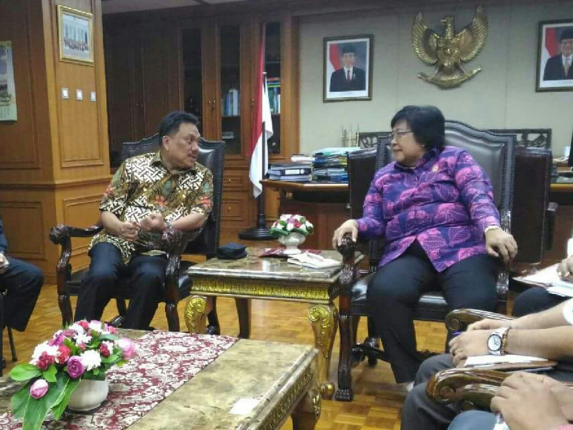 Olly Dondokambey bersama Menteri LHK Siti Nurbaya