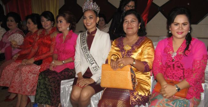 Putri Indonesia Kezia Warouw bersama pejabat dan isteri pejabat
