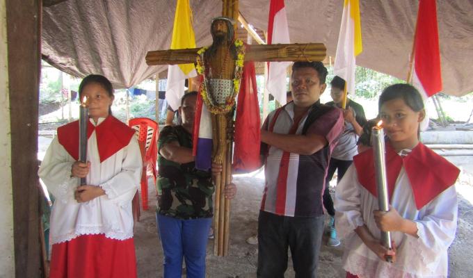 Salib IYD bersama Bapak Oni Johannis Sampelang dan Ibu Suryani 