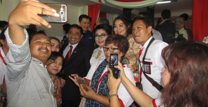 Dirjen Otda Soni Sumarsono foto selfie bersama wartawan