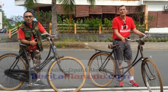 Haefrey Sendoh (kanan) dan rekan sesama anggota Komunitas SetuaMo saat bersepeda di area Car Free Day Mega Mas
