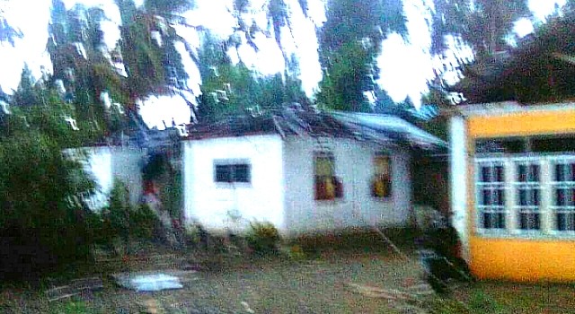 Kuatnya angin puting beliung yang melanda kecamatan Bolangitang mengakibatkan ratusan rumah rusak