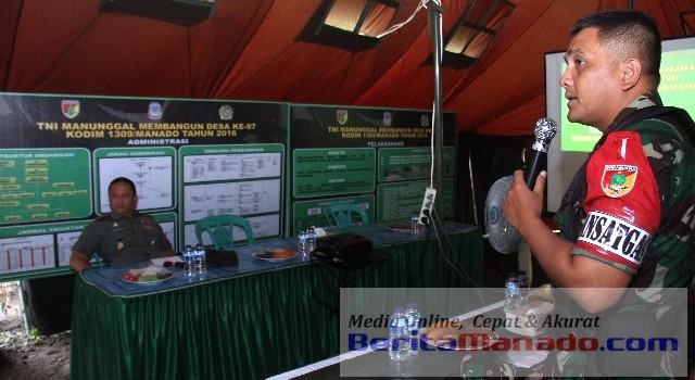 Komandan Satgas TMMD ke-97 di Manado, Letkol Arm Johanes Toar Pioh sedang memberi pemaparan tentang kegiatan TMMD di Bailang kepada Kol Arm Rosdyanto