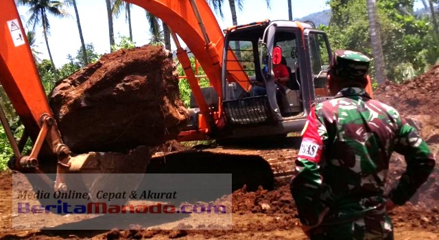 Dandim 1309/Manado saat di lokasi pembukaan jalan TMMD 97