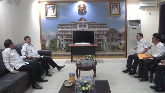 Pertemuan antara Walikota GS Vicky Lumentut, Wakil Walikota Manado, Mor Bastiaan dan perwakilan dari BNPB, di Kantor Walikota Manado.(Foto:Humas)