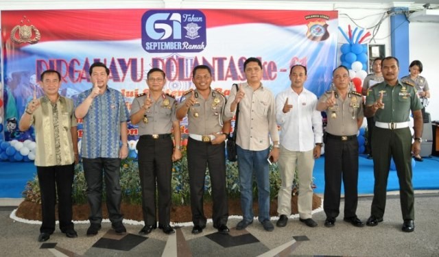 Wakil WalikotaMor D. Bastiaan saat bersama Kapolda Sulut dalam peringatan Dirgahayu Polantas ke 61, di Mapolda Sulut, Kamis (22/09).(Foto:garyedo)