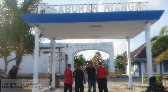 Bea Cukai Sulawesi Utara saat melaksanakan pantauan di Pelabuhan Miangas